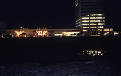 804398 Afbeelding van een kermis aan de Churchilllaan te Utrecht, bij avond.